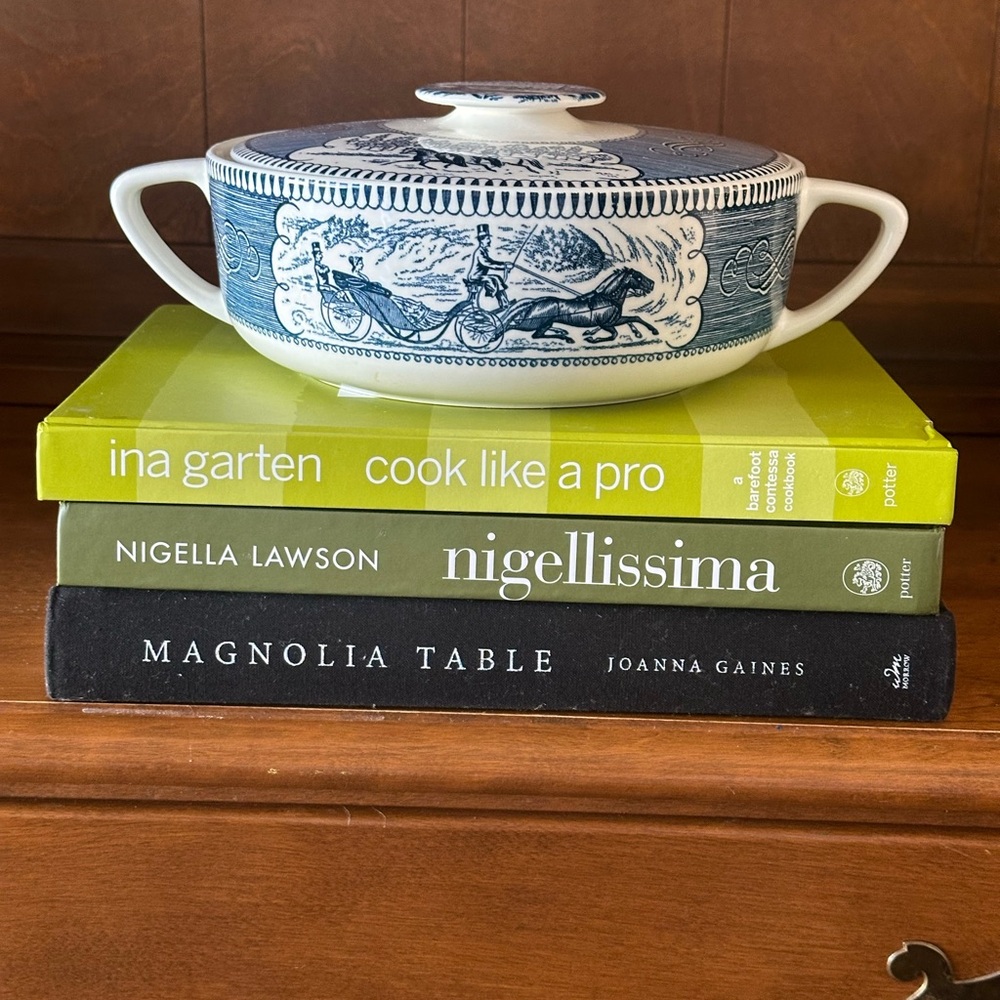CURRIER & IVES BLUE Ironstone Scene Ctr 1.25 QT COVERED CASSEROLE